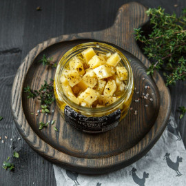Сыр Чеддер в оливковом масле с итальянскими травами