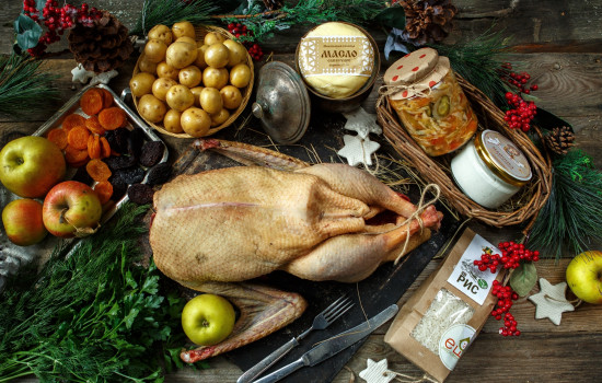 ГУСЬ, запеченный с яблоками, рисом и сухофруктами